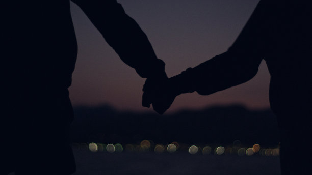 从船上看到的海上日落。夫妇的轮廓图片下载