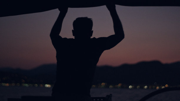 从船上看到的海上日落。人的轮廓图片下载