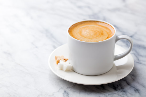 咖啡，浓缩咖啡在白色杯大理石桌子的背景。副本的空间。图片下载