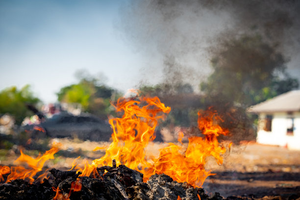 在工业中燃烧垃圾会污染空气图片下载