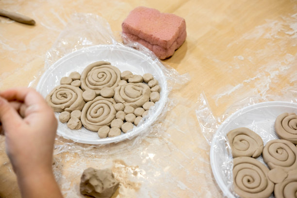 孩子们用粘土塑造的手。孩子们的创造力。从陶土工艺品。粘土建模课程图片下载