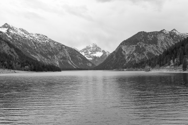 奥地利蒂罗尔的Plansee山湖。图片下载