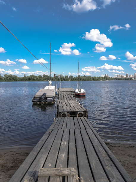 港口里有漂亮的游艇和船只。清脆的风景伴着蔚蓝的天空。库存图片图片下载