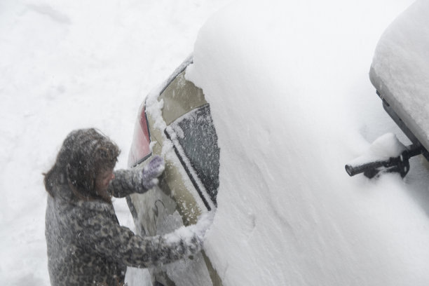 刮掉车上的雪图片下载
