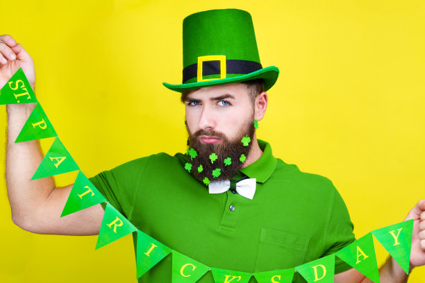 男人男性在绿色服装的妖精庆祝圣帕特里克节的节日图片下载