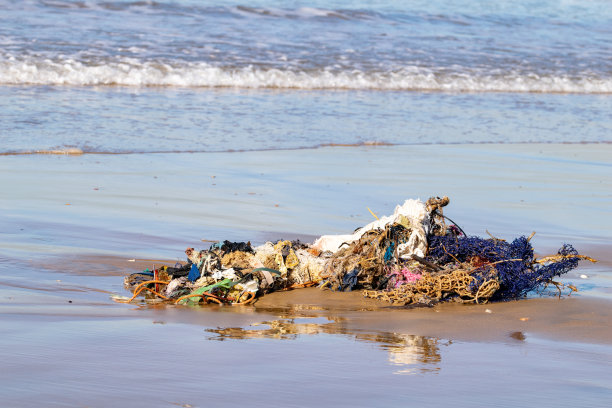 非洲摩洛哥阿加迪尔海滩上的垃圾、衣服和家用物品被冲上大西洋图片下载