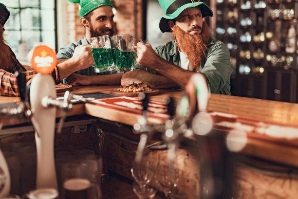 朋友们在酒吧庆祝圣帕特里克节图片下载