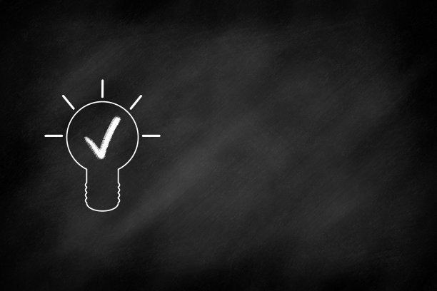 灯泡和空白黑板上的标记图片下载