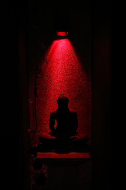 红光中佛陀的剪影图片下载