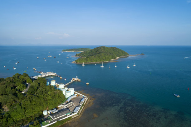 石油产品储罐，燃油油船蓝天背景图片下载