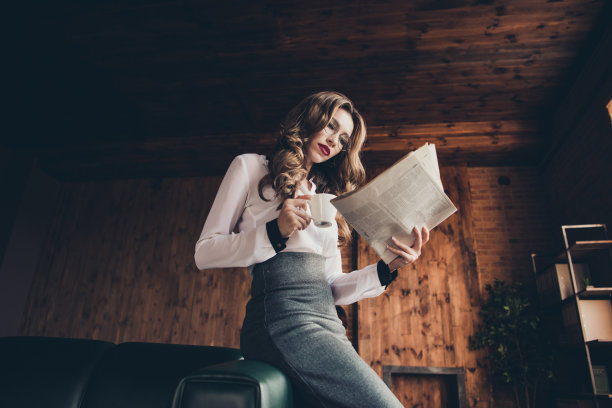 低视角下好看迷人可爱苗条优雅迷人集中波浪形头发的女士经纪人ceo老板首席日常文书工作在工作地点站图片下载