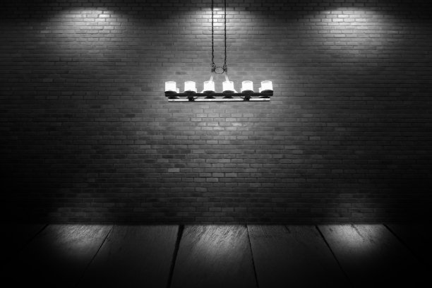 天花板灯和砖墙背景纹理。抽象的深色墙壁背景。图片下载