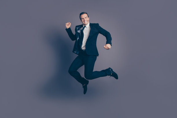 全尺寸长度的身体工作室照片肖像滑稽的funky幽默的疯狂的快速下降自由的生活方式模特家伙跳跃孤立在灰色的背景copyspace图片下载