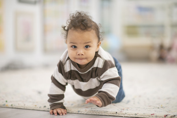 爬行的男孩图片下载