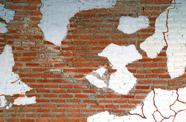 白漆剥落老化的赤陶砖墙，纹理背景图片下载
