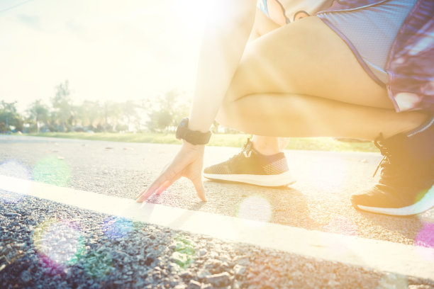 女子穿着运动鞋在跑步场上奔跑。健康锻炼生活方式概念。图片下载