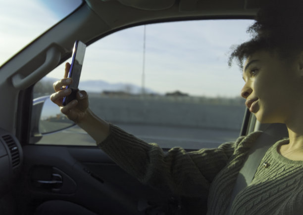 乘客在车里自拍图片下载