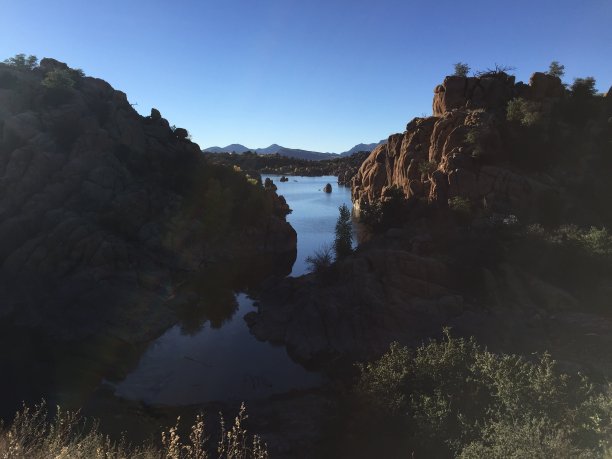 戴尔，亚利桑那州普雷斯科特-不可思议的湖流经戴尔洛基峡谷图片下载