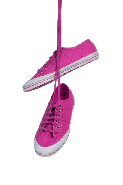 紫红色的球鞋挂在白色的鞋带上图片下载