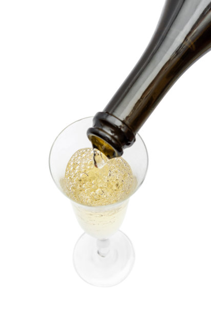 香槟从玻璃杯中倒入。孤立在白色的。图片下载