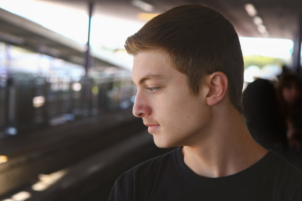 火车站里的少年图片下载