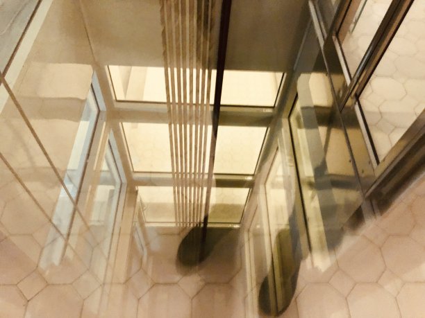 全透明的电梯轴展示了里面的所有技术图片下载