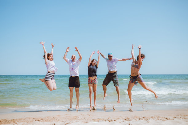 在海滩上欢呼雀跃图片下载