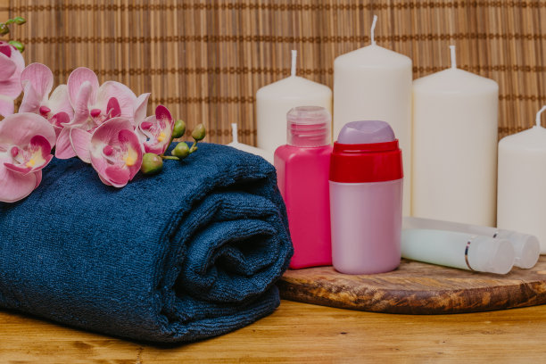 Spa静物，香薰蜡烛，兰花花和毛巾。——图片图片下载
