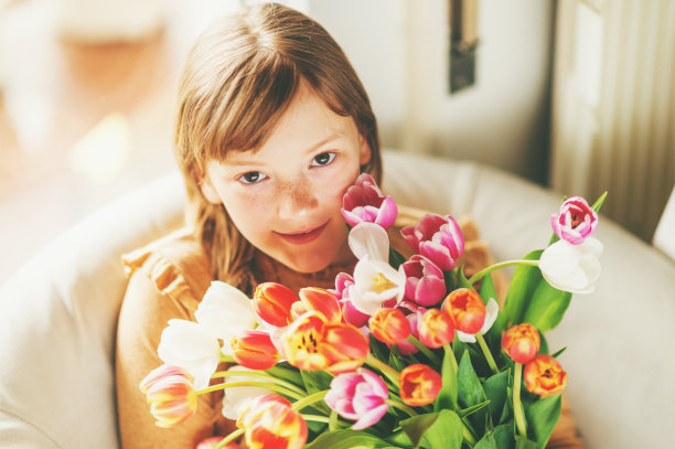 孩子女孩与新鲜的郁金香花束俯视图，复古风格的形象图片下载