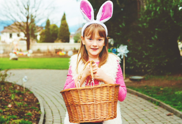 带着兔耳朵和大篮子的小女孩要去春天公园找鸡蛋图片下载