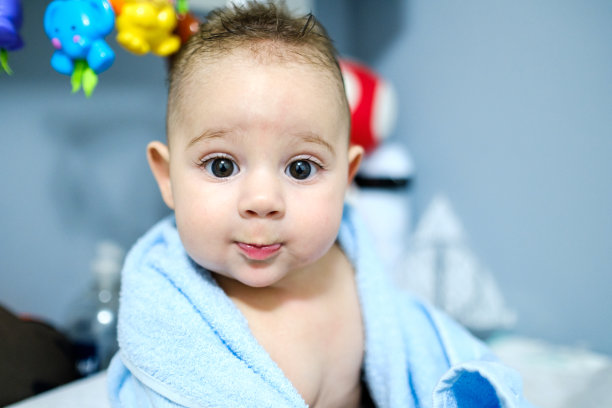 宝宝看着镜头图片下载