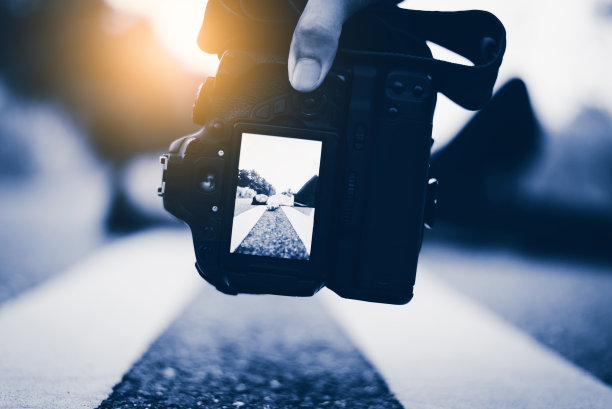 日落时分，一名男子拍下了一个绝望的女孩躺在街上的照片图片下载