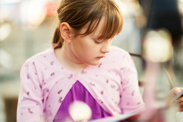 小女孩在餐厅选菜单图片下载