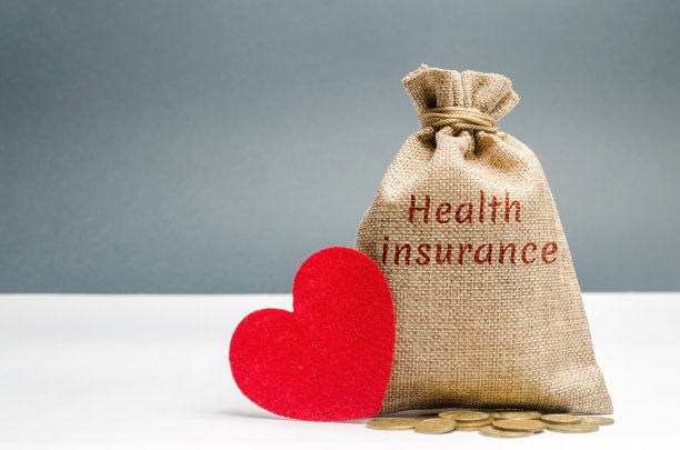 钱袋上写着健康保险和一颗红心。医疗保险的概念包括生命、家庭、健康。医疗保健。金钱的积累。储蓄图片下载