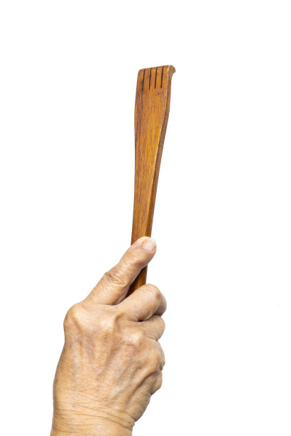 高级女士手握木背刮胡器，白底，关于按摩图片下载