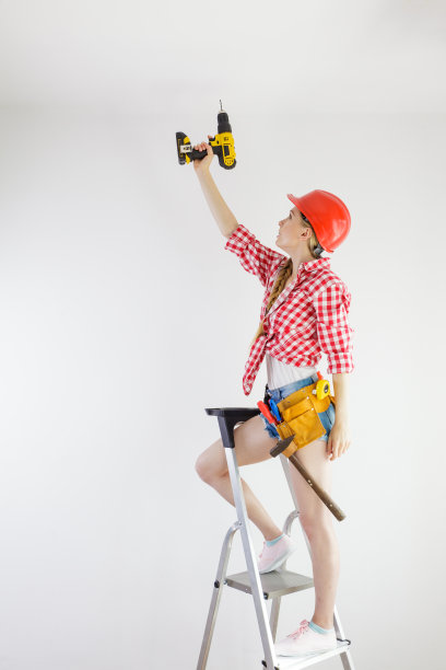 在家里用电动工具干活的女孩图片下载