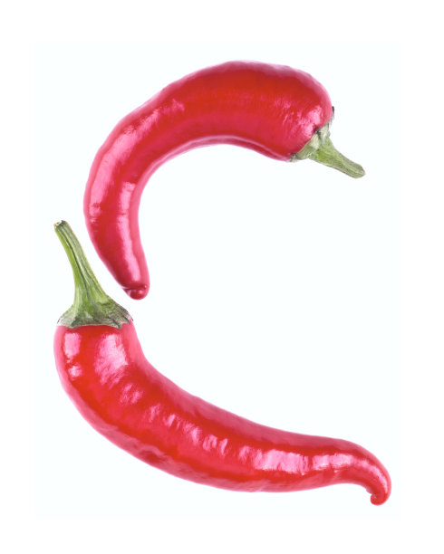 字母C和红辣椒在白色的背景。从辣椒中分离出字母C。图片下载