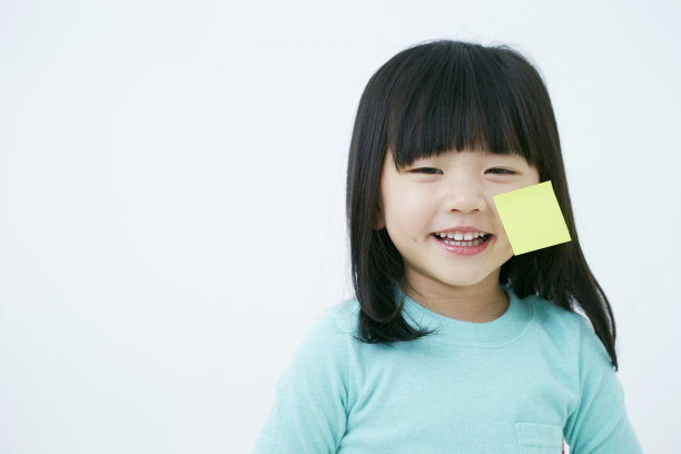 贴在韩国女孩脸上的便利贴图片下载
