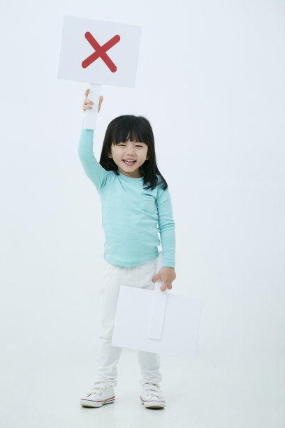 拿错标语的韩国女孩图片下载