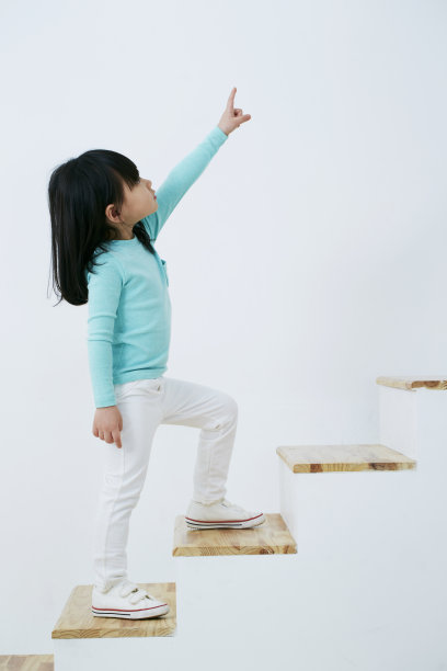 韩国女孩爬楼梯图片下载