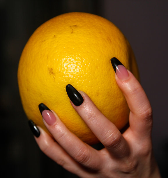 女人的手，指甲上有指甲艺术图片下载