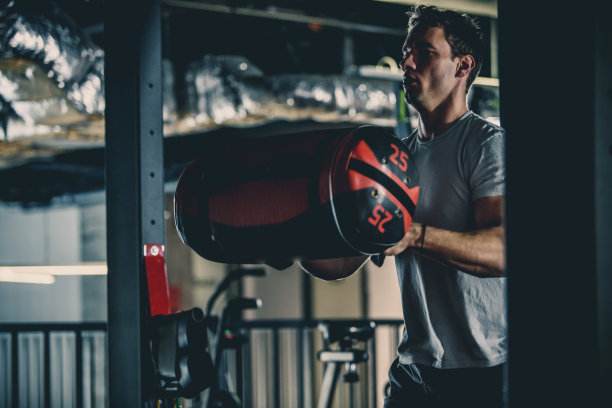 男人在健身房做核心包运动图片下载