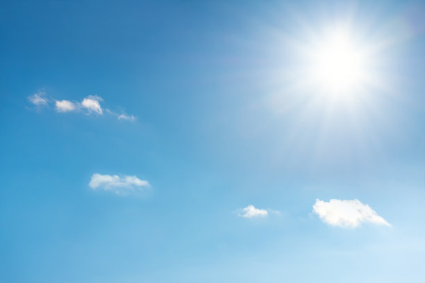 太阳带着阳光，蓝天带着白云。白天和好天气图片下载