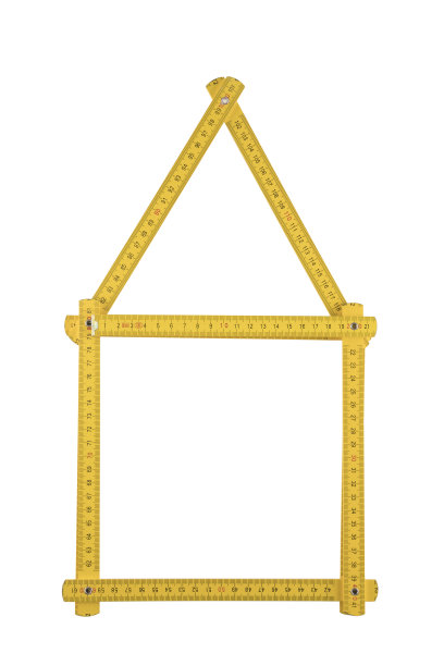 黄色米尺折叠作为房子孤立在白色的背景图片下载