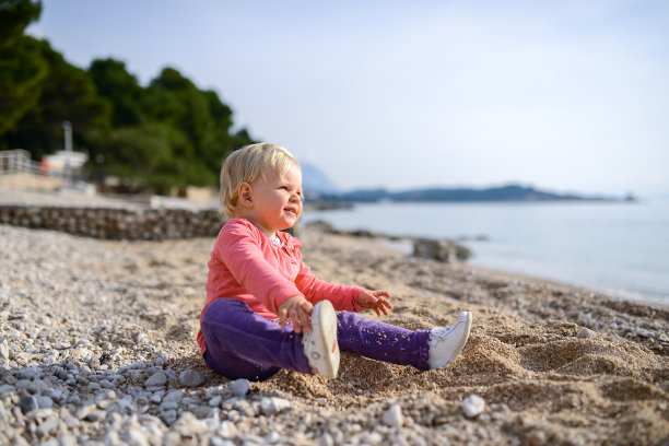 婴儿在沙滩上玩耍图片下载