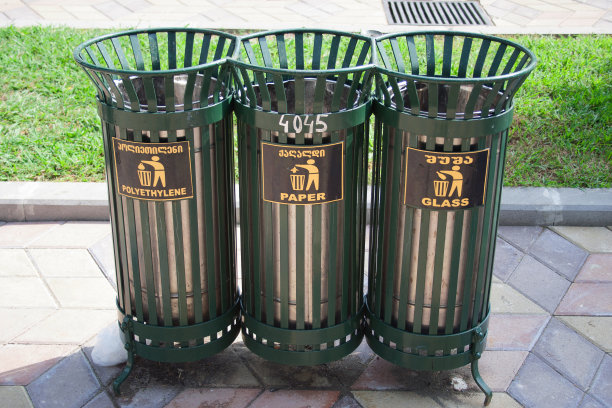 街道上的垃圾箱用于垃圾分类。图片下载