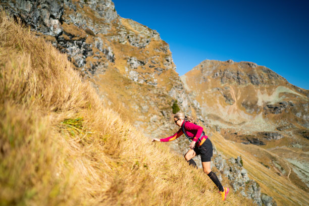 越野跑步的女人在陡峭的山区移动图片下载