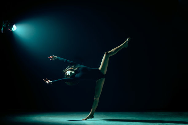 年轻女芭蕾舞演员在霓虹灯工作室的背景。图片下载