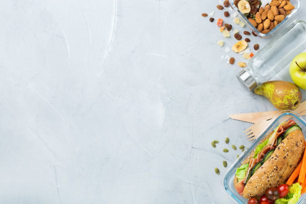 午餐盒，有三明治，水果，蔬菜，坚果和水图片下载
