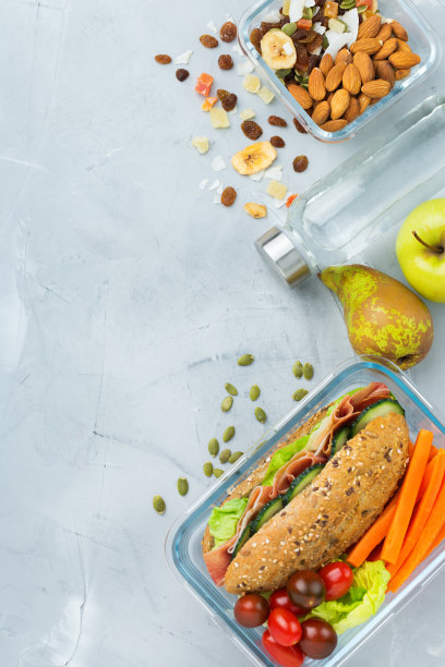午餐盒，有三明治，水果，蔬菜，坚果和水图片下载